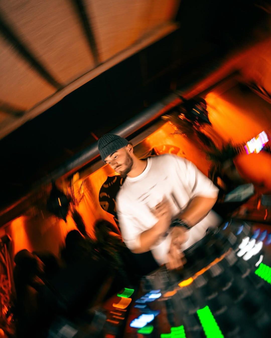 Ambiance live derrière le booth DJ Bonne'Heure